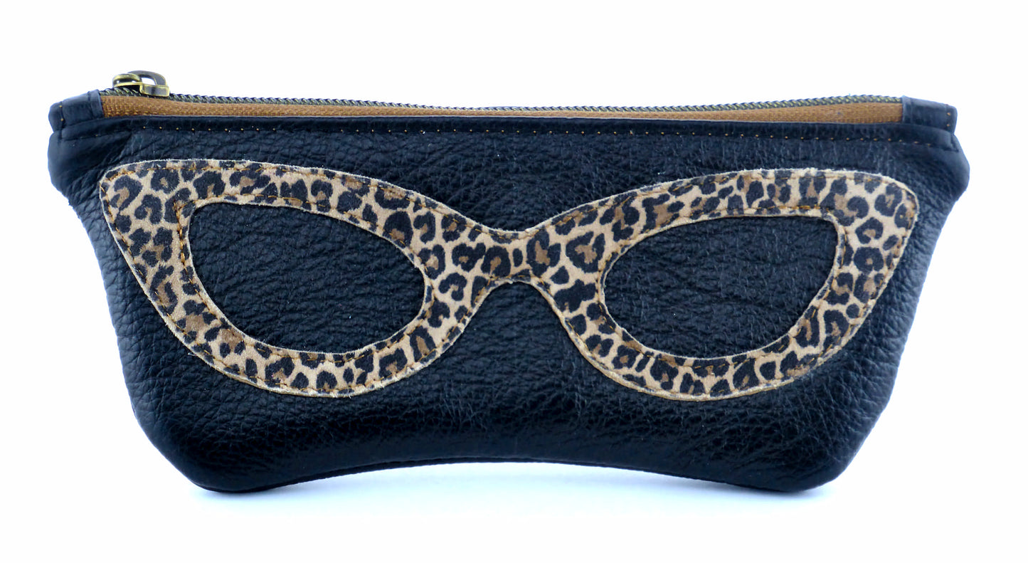Etui in schwarz mit einer Bille in Leopardenmuster