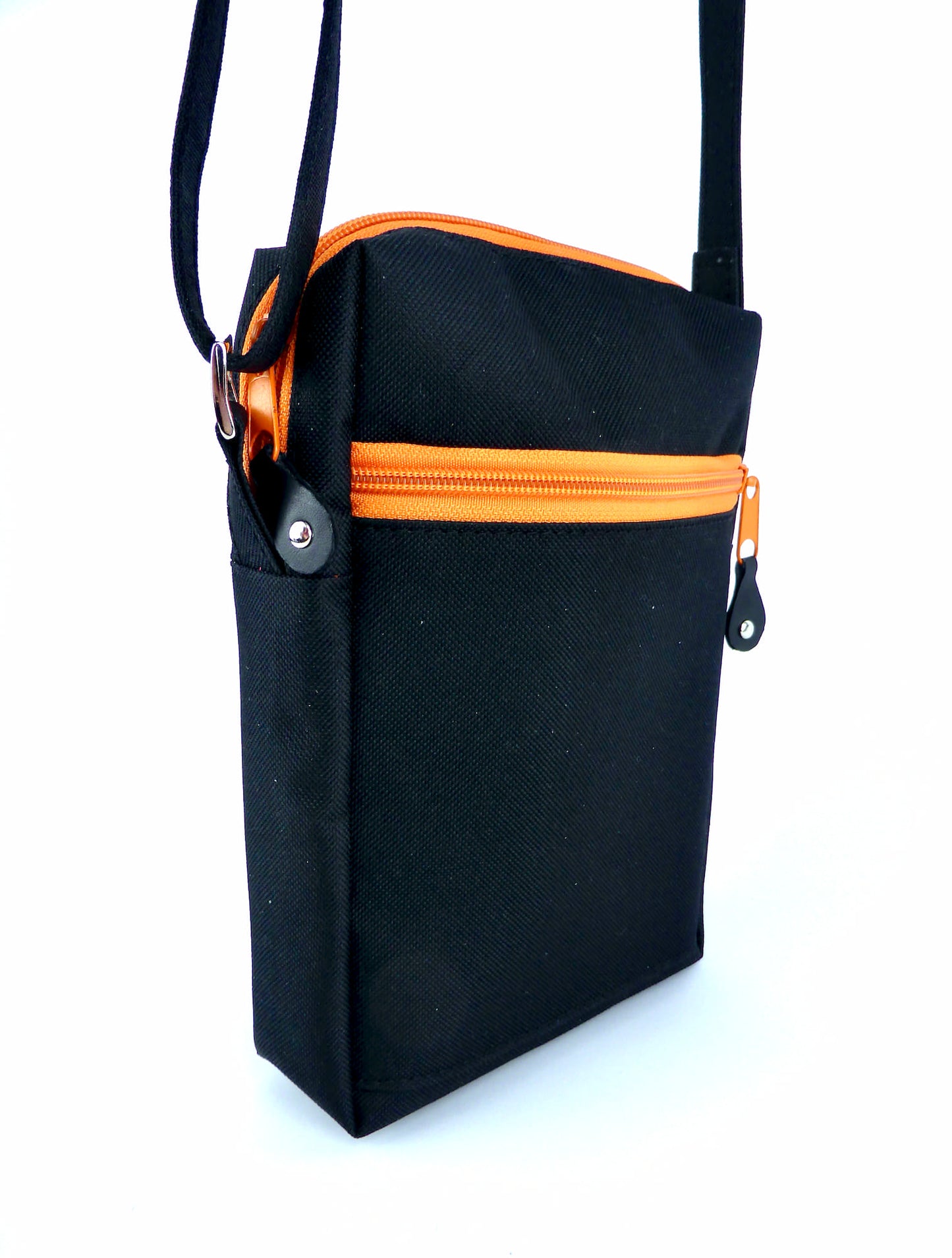 Cross-Body Tasche "Diane" in Schwarz mit Akzenten und Fach mit Reissverschluss in orange