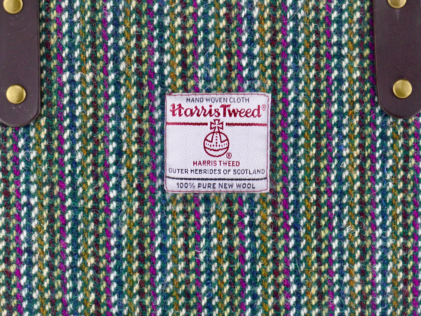 Harris-Tweed Label und Farben des Musters und Schulterriemen aus Leder in braun
