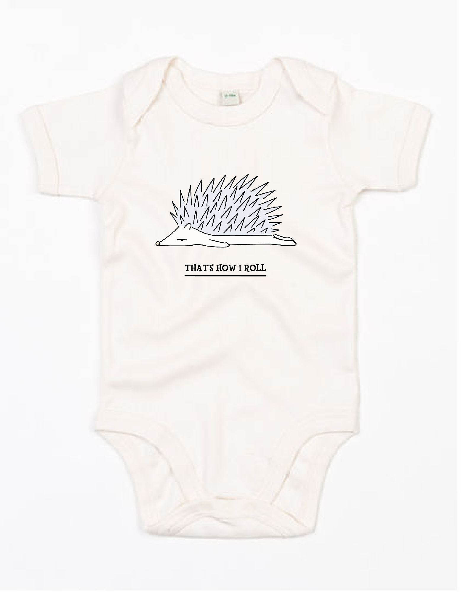Gezeichneter Igel in schwarz & grau mit der Unterschrift "THAT'S HOW I ROLL" auf Baby Body Kurzarm in Farbe organic natural