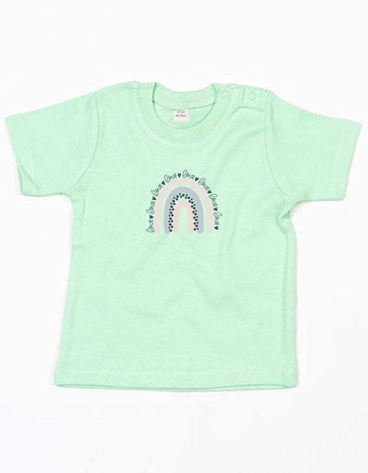 Regenbogen aus Pastellfarben vanille, pink und hellblau mit dem Wort „love“ & kleinen Herzen auf Baby T-Shirt Kurzarm in Farbe mint