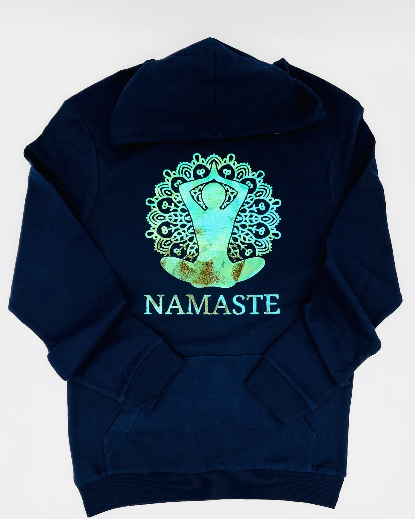 Bild einer Yoga-Position mit Blume des Lebens und der Unterschrift "Namaste" in Hologramm Flexfolie. Je nach Lichteinfall aendert sich die Farbe und erzielt einen 3D-Effekt.