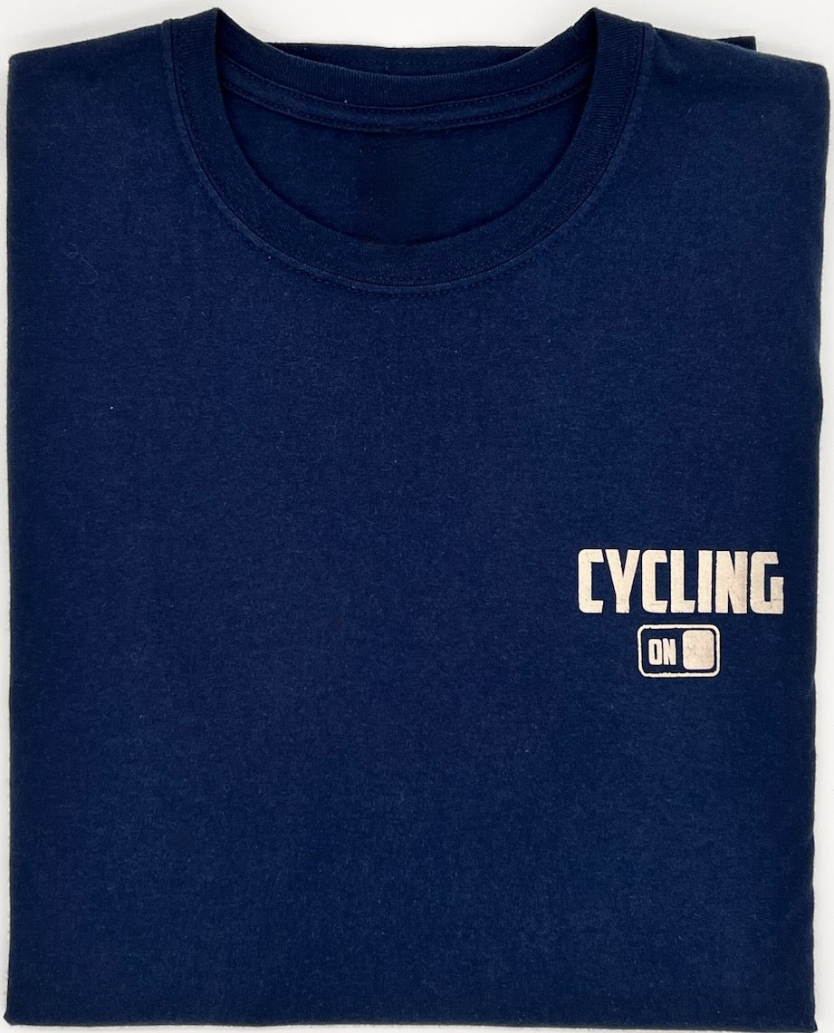 T-Shirt Rundhals in dunkelblau. Auf Brusthöhe über dem Herzen ist in Blockschrift das Wort "CYCLING" gedruckt. Darunter ist ein Symbol mit einem Schalter der auf "ON" steht. Alles ist in einem schimmernden Bronze Ton.