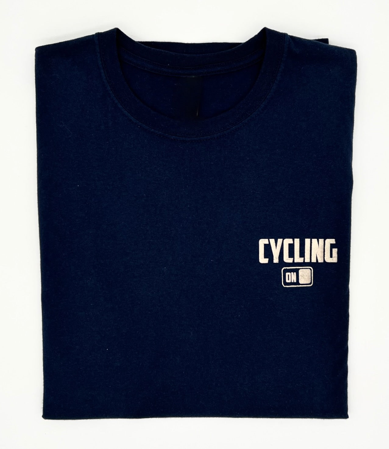 T-Shirt Rundhals in dunkelblau. Auf Brusthöhe über dem Herzen ist in Blockschrift das Wort "CYCLING" gedruckt. Darunter ist ein Symbol mit einem Schalter der auf "ON" steht. Alles ist in einem schimmernden Bronze Ton.