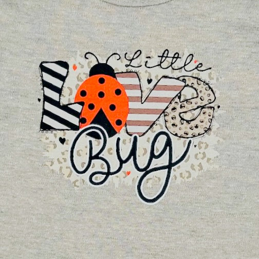 Detailansicht des Schriftzug Little Love Bug. Die Buchstaben des Wortes LOVE sind mit einem Muster, das "O" ein Junikäfer in rot.