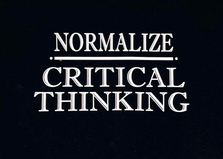 Detailansicht des Satzes "Normalize Critical Thinking" in weiss. Das Wort "Normalize" ist fett unterstrichen. Stickwort "gesunder Menschenverstand".
