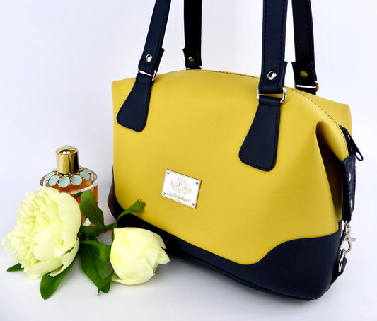 Bowler Bag Schultertasche Farbe goldgelb mit Trageriemen und Applikationen in dunkelblau