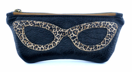 Etui in schwarz mit einer Bille in Leopardenmuster