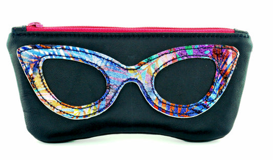 Brillenetu in dunkelblau mit Applikation in Form einer Brille in regenbogen Farbe und einem Reissverschluss in pink