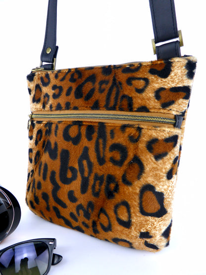Cross-Body Schultertasche in Leoparden-Muster mit Aussenfach und Trageriemen in schwarz