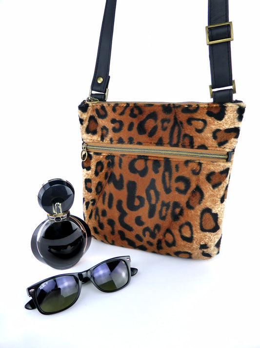 Cross-Body Tasche in Leoparden-Muster mit Aussenfach und Trageriemen in schwarz