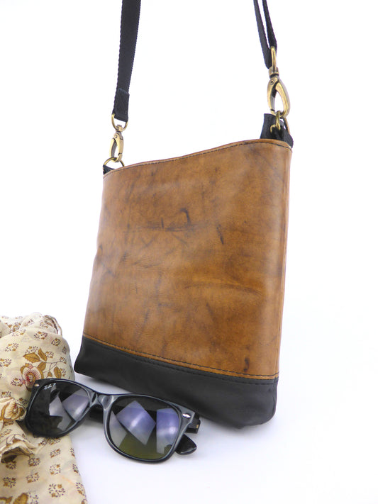 Cross-body Schultertasche aus braunem und schwarzen Leder mit Trageriemen in schwarz