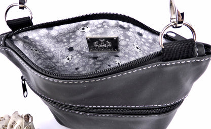 Cross-body Tasche aus Echtleder in schwarz mit Aussenfach und Trageriemen in schwarz und Innenfutter mit Blueten-Muster in silber und weiss