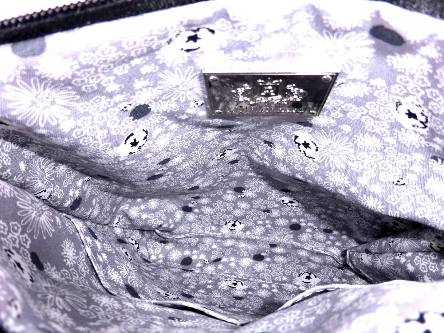 Cross-body Tasche aus Echtleder in schwarz mit Innenfutter mit Blueten-Muster in silber und weiss