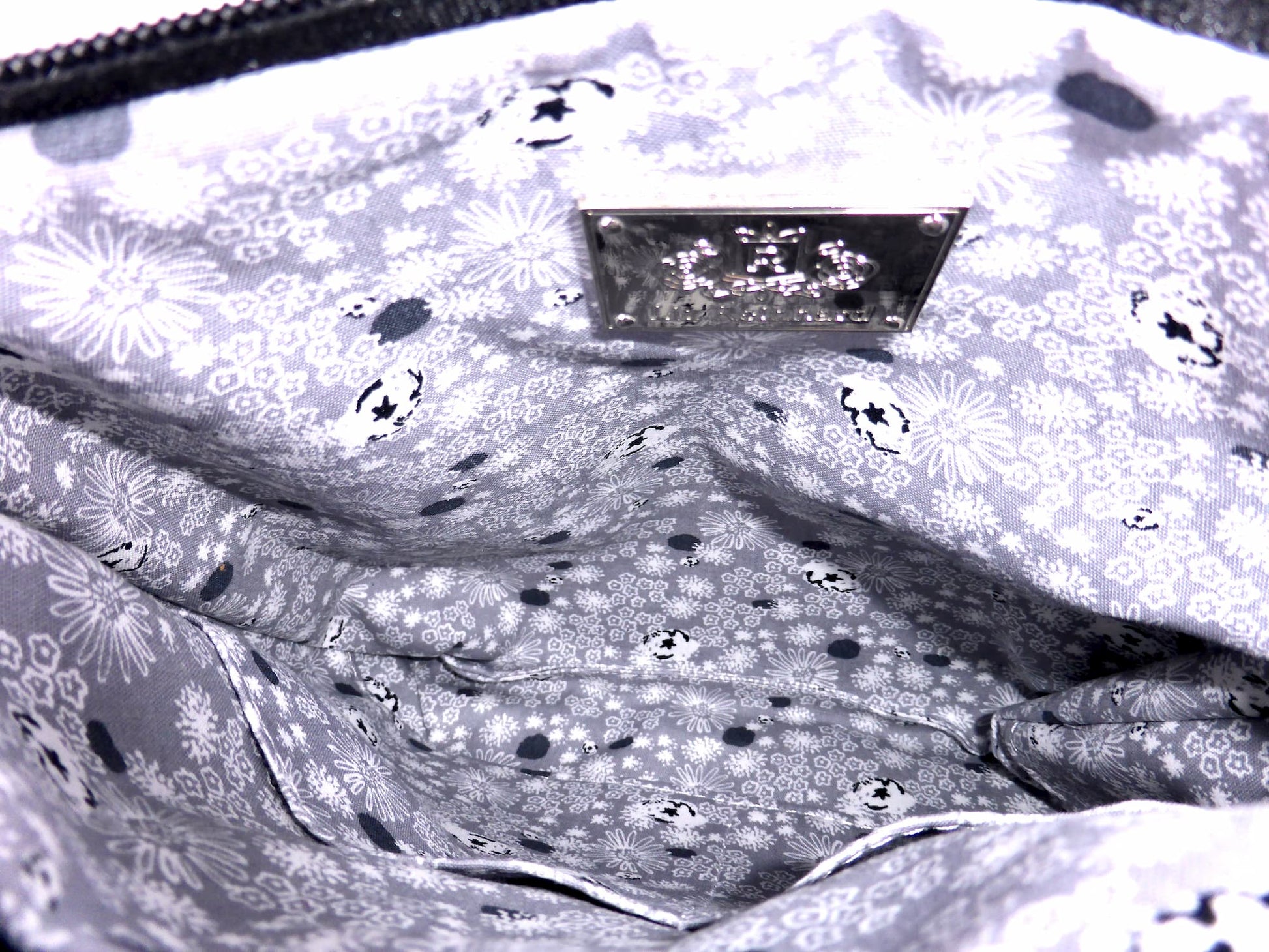Cross-body Tasche aus Echtleder in schwarz mit Innenfutter mit Blueten-Muster in silber und weiss