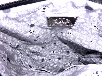 Cross-body Tasche aus Echtleder in schwarz mit Innenfutter mit Blueten-Muster in silber und weiss