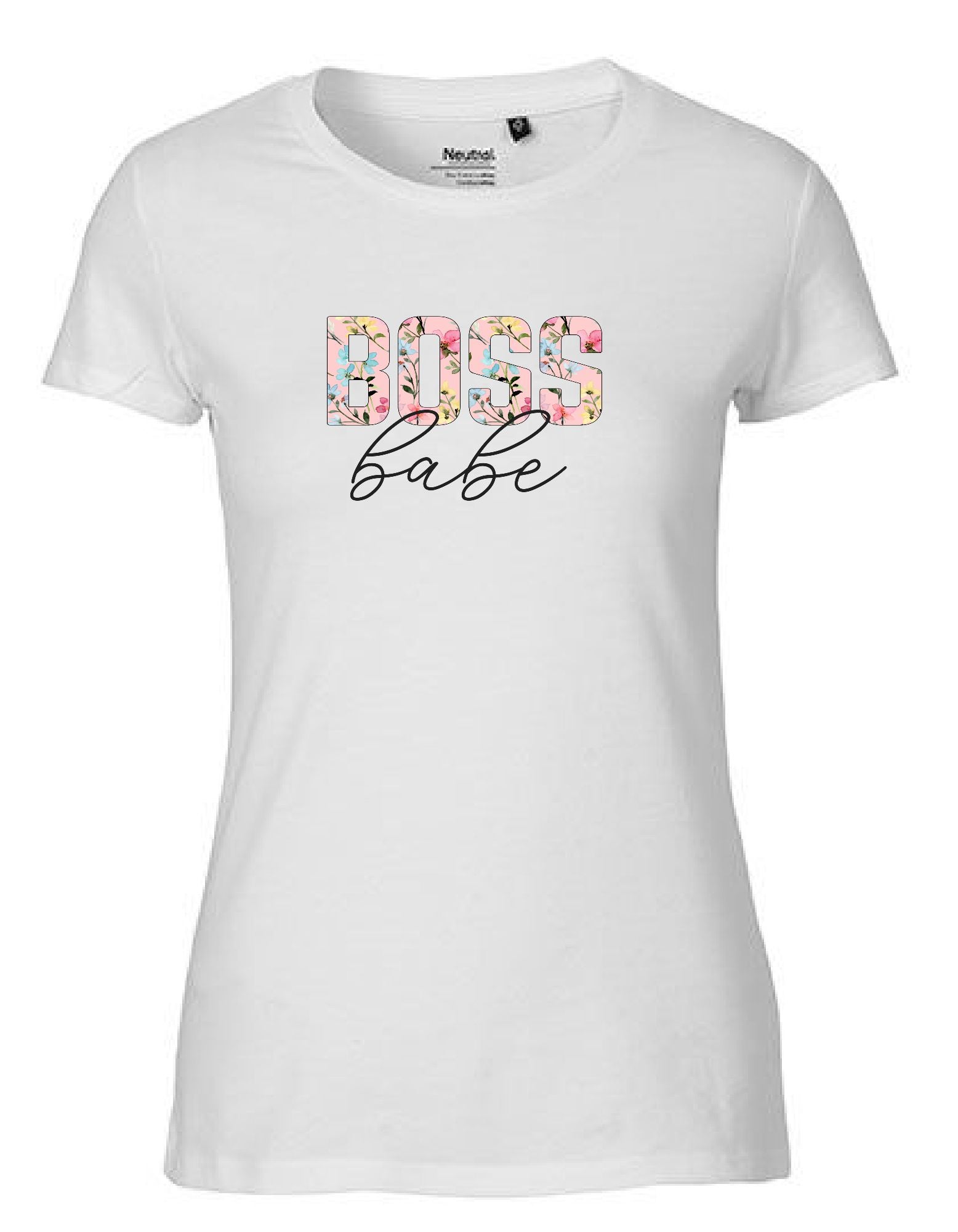 Damen T-Shirt in Farbe weiss. Auf der Brust ist der Schriftzug "Boss babe" aufgedruckt. Das Wort "BOSS" ist in Blockschrift & mit Blumen & Blueten in gelb, hellblau & rosa verziert. Das Wort "babe" ist darunter in schwarz & kursiv