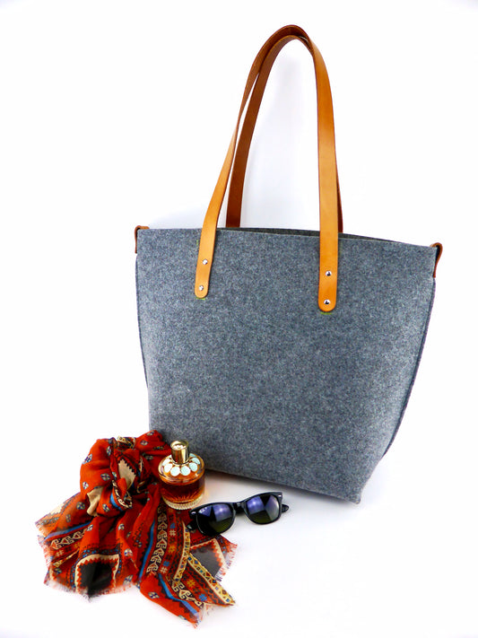 Shopper Schulter Tasche aus Filz in grau mit Schulterriemen aus Echtleder in terrakotta