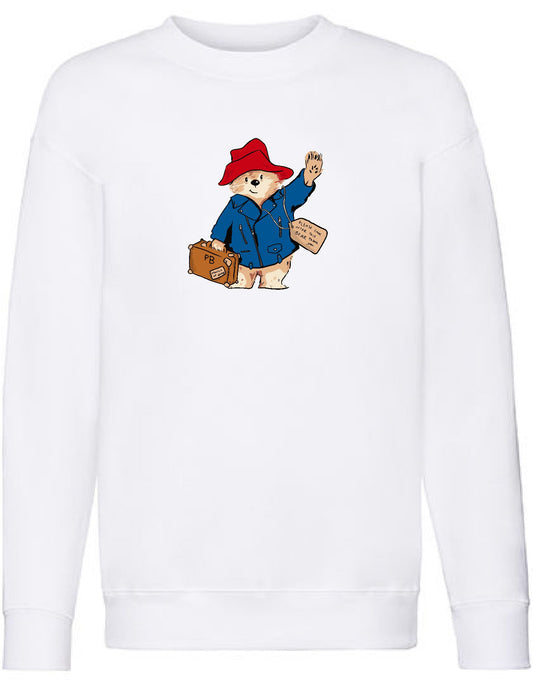 Zeichnung von Paddington mit rotem Hut, blauer Jacke. Er traegt einen Koffer & winkt. Aufgedruckt auf Kids Sweatshirt in Farbe weiss