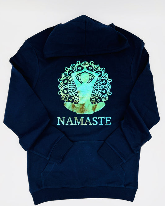 Bild einer Yoga-Position mit Blume des Lebens und der Unterschrift "Namaste" in Hologramm Flexfolie. Je nach Lichteinfall aendert sich die Farbe und erzielt einen 3D-Effekt.