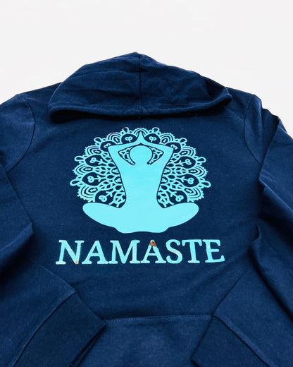 Bild einer Yoga-Position mit Blume des Lebens und der Unterschrift "Namaste" in Hologramm Flexfolie. Je nach Lichteinfall aendert sich die Farbe und erzielt einen 3D-Effekt.