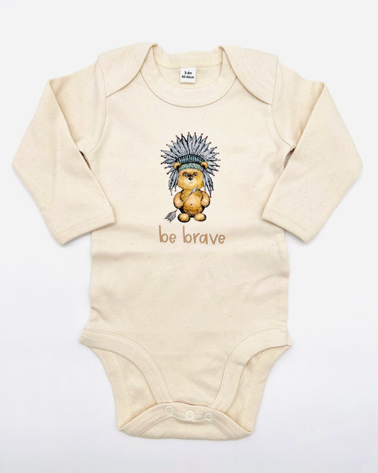 Bild-kleiner-baer-mit-Indianer-Kopfschmuck-Unterschrift-be-brave-Aufdruck-mehrfarbig