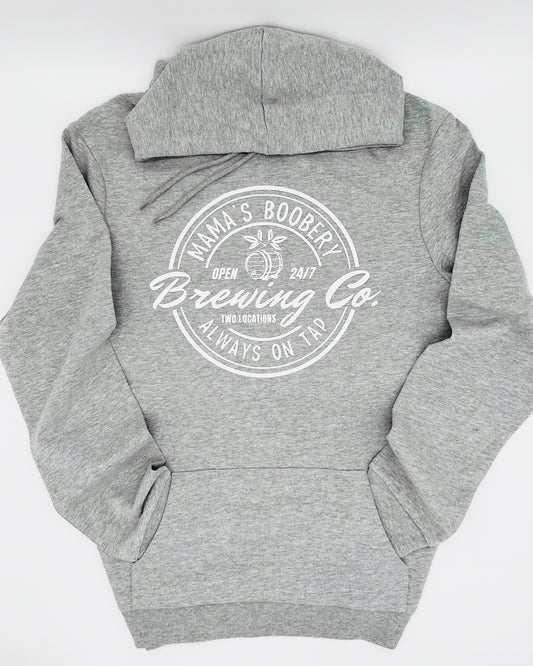 Logo mit Schrift "Mama's Boobery", "Always on Tap" & "Brewing Co.", in weiss, Referenz fuer Milchbar & Muttermilch