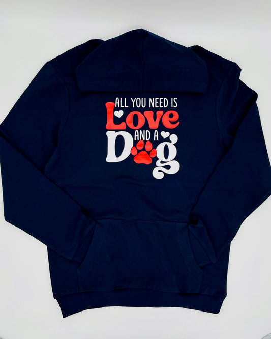 Hoodie in dunkelblau mit dem Aufdruck "All you need is love and a dog". Das Wort "Love! ist in rot  gedruckt. Das "o" im Wort "Dog" ist durch den Abdruck einer Hundepfote in rot ersetzt. Die restliche Schrift ist in weiss und hat auch noch zwei Herzen.