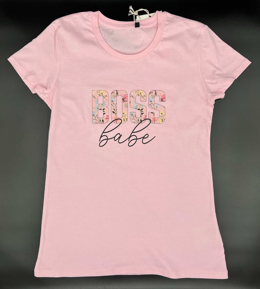 Damen T-Shirt in hellrosa. Auf der Brust ist der Aufdruck "BOSS babe". Das Wort "BOSS" ist in Blockschrift und die einzelnen Buchstaben sind mit Blumen und Blueten in gelb, hellblau und rosa abgebildet. Das Wort "babe" steht darunter kursiv in schwarz geschrieben.