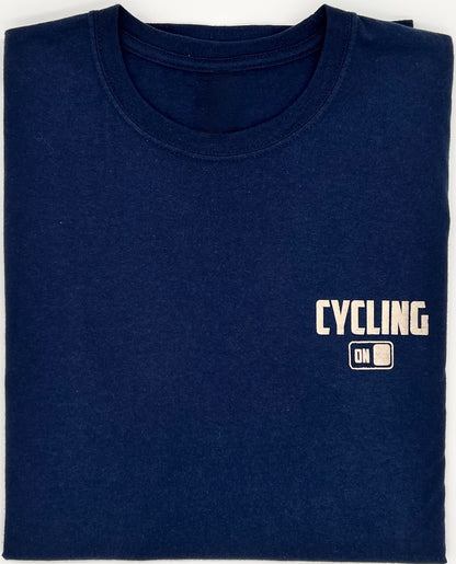 T-Shirt Rundhals in dunkelblau. Auf Brusthöhe über dem Herzen ist in Blockschrift das Wort "CYCLING" gedruckt. Darunter ist ein Symbol mit einem Schalter der auf "ON" steht. Alles ist in einem schimmernden Bronze Ton.