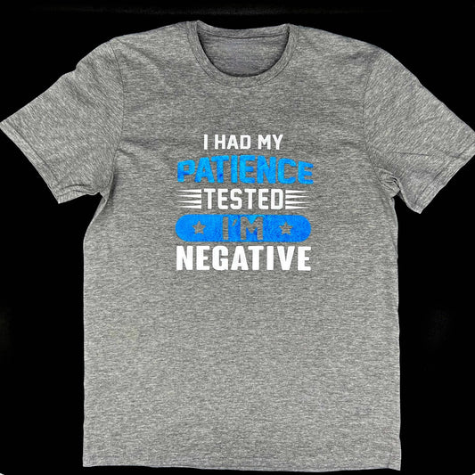 T-Shirt grau meliert mit einem Aufdruck in abwechselnd in weiss und leuchtendem blau. Ueber die Brust verteilt steht in Blockschrift "I HAD MY" in weiss, darunter "PATIENCE" in blau, darunter "TESTED", darunter "I'M" in blau und invers und darunter "NEGATIVE" in weiss.