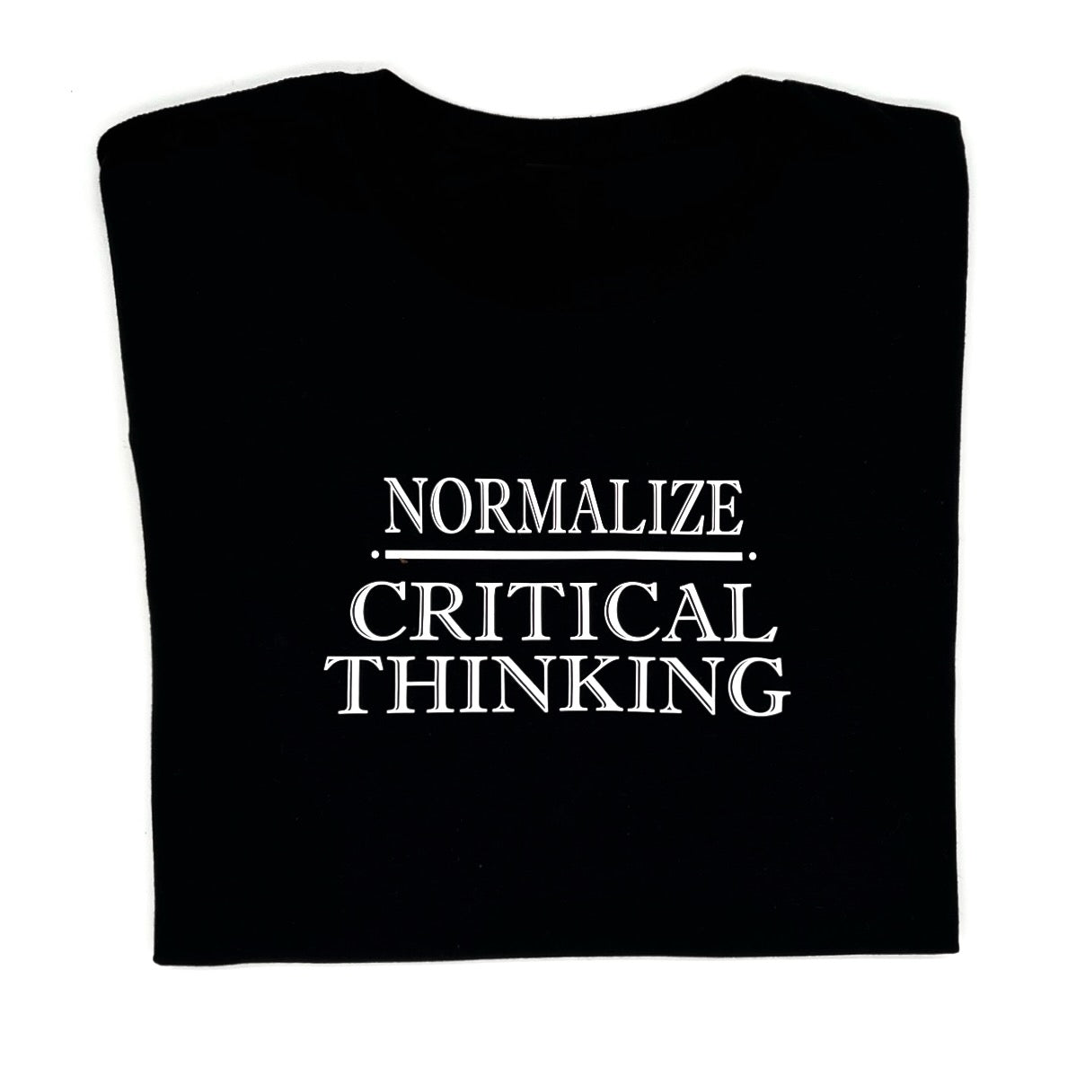 Aufgedruckt ist der Satz "Normalize Critical Thinking" in weiss. Das Wort "Normalize" ist fett unterstrichen. Stickwort "gesunder Menschenverstand".