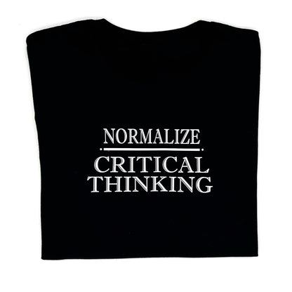 Aufgedruckt ist der Satz "Normalize Critical Thinking" in weiss. Das Wort "Normalize" ist fett unterstrichen. Stickwort "gesunder Menschenverstand".
