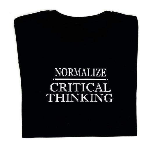 Aufgedruckt ist der Satz "Normalize Critical Thinking" in weiss. Das Wort "Normalize" ist fett unterstrichen. Stickwort "gesunder Menschenverstand".