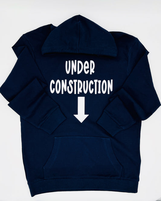 Schrift "UNDER CONSTRUCTION" untereinander und darunter abgebildet ein dicker Pfeil der nach unten zeigt. Alles ist in weiss.