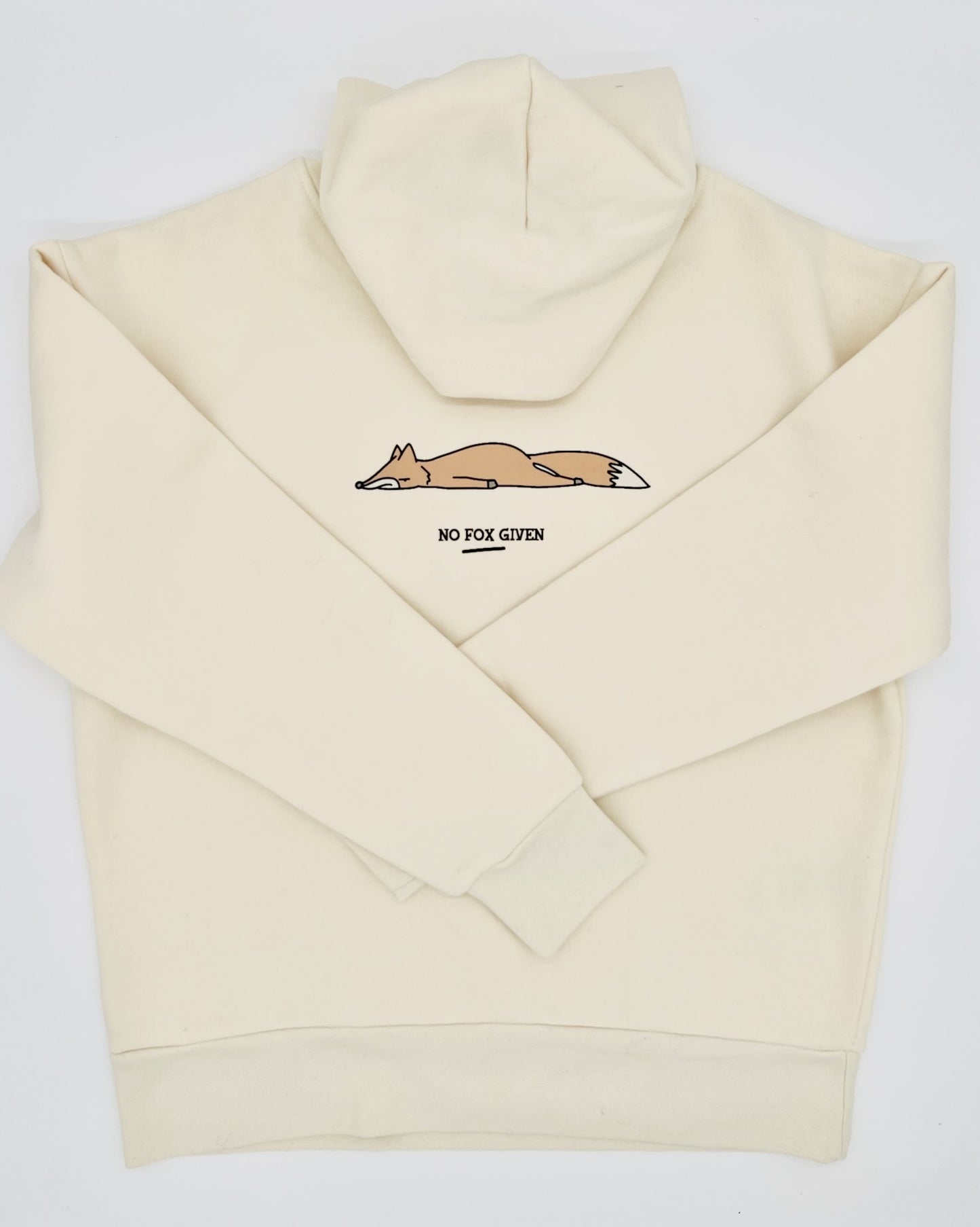 Hoodie in hellem gelb, creme vanille Farbe. Abgebildet ist ein Fuchs in hell-rot-braun der auf alllen Vieren liegt. Darunter steht "NO FOX GIVEN" mit Unterstreichung in schwarz.