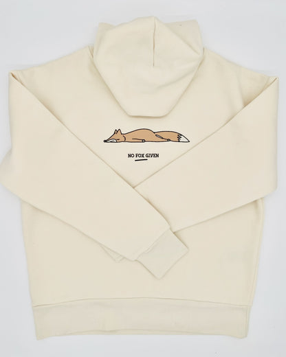 Hoodie in hellem gelb, creme vanille Farbe. Abgebildet ist ein Fuchs in hell-rot-braun der auf alllen Vieren liegt. Darunter steht "NO FOX GIVEN" mit Unterstreichung in schwarz.