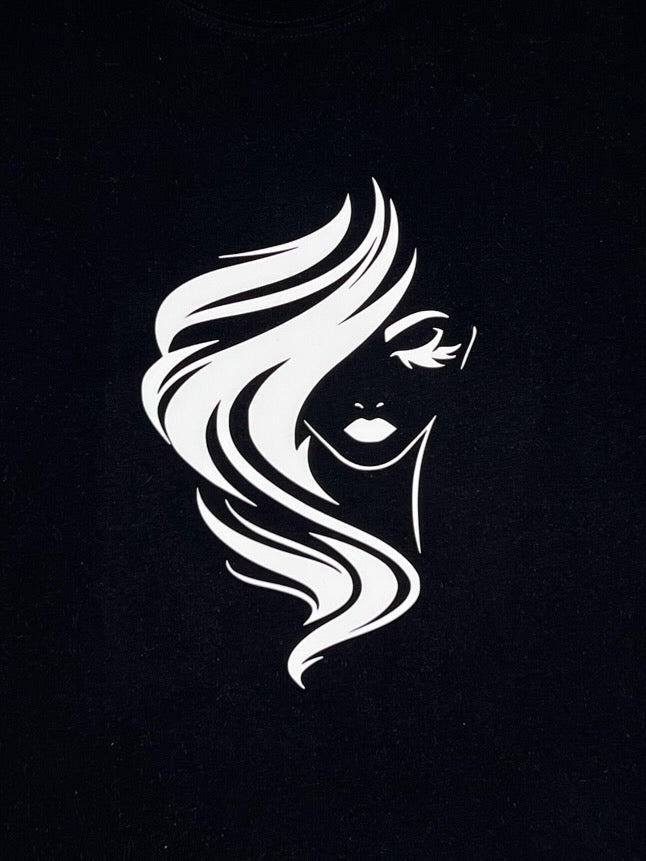 Kontouren eines Frauengesichtes, lange Haare, weiss