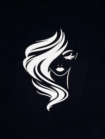 Kontouren eines Frauengesichtes, lange Haare, weiss